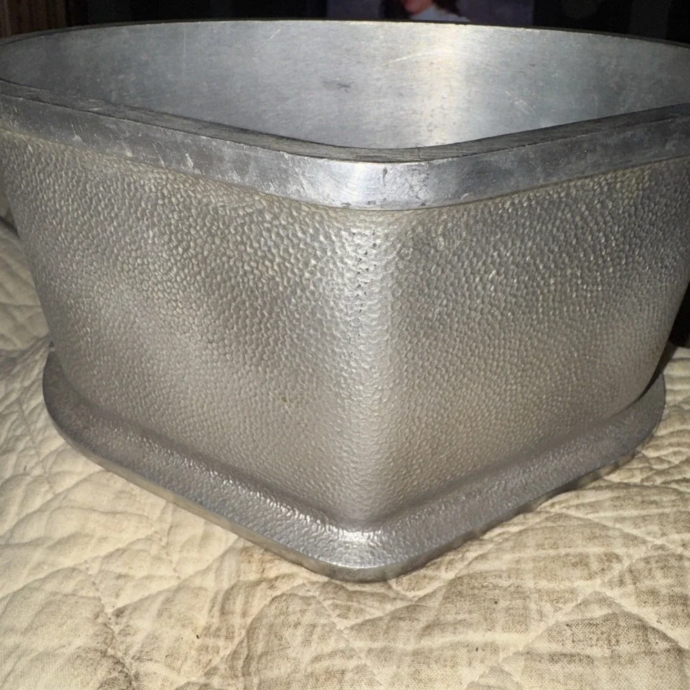 Guardian Service Hammered Aluminum Triangular Casserole 2.5 Quart No Lid